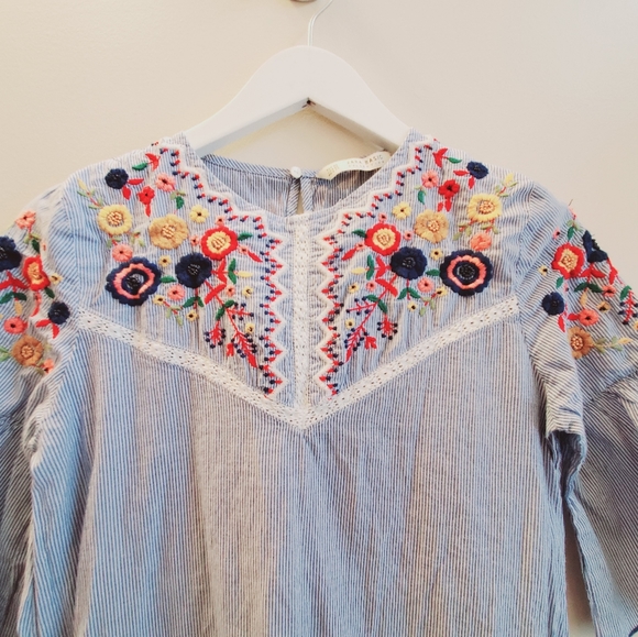 Zara seersucker stripes in blue and white with floral embroidery details - Picture 4 of 8